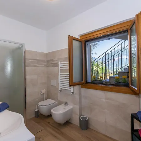 With Garden And Parking בלאג'יו
