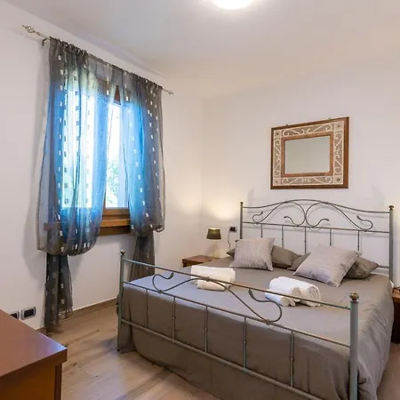 With Garden And Parking דירה