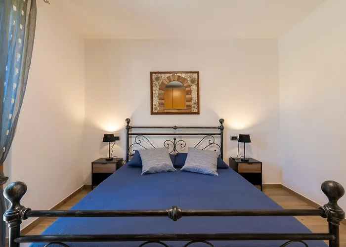 With Garden And Parking דירה *